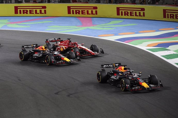 El neerlandés Max Verstappen (Red Bull), seguido del mexicano Sergio Pérez (Red Bull) y el monegasco Charles Leclerc (Ferrari), en el GP de Arabia Saudí 2024.
