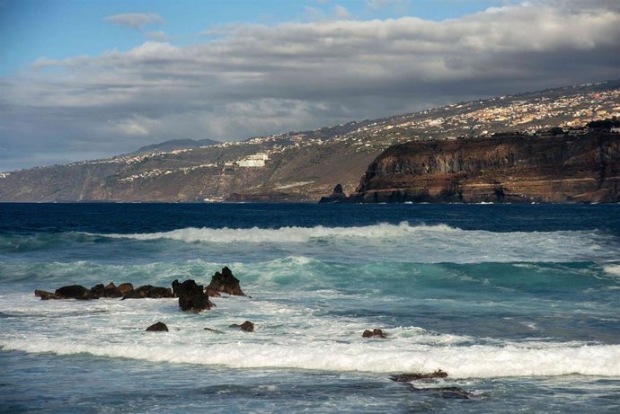 Archivo - October 17, 2014, Tenerife, Canary Island, Spain: Los gigantes cliffs and waves in front of the beach in Puerto de la Cruz, Tenerife Island, Canary Islands, Spain