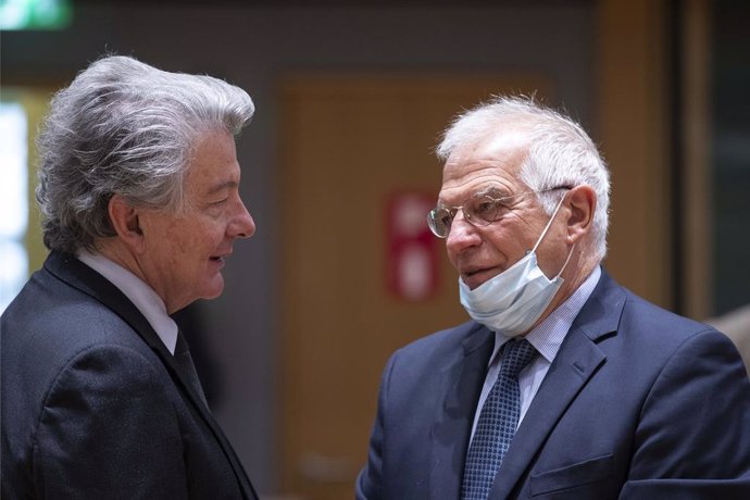Archivo - HANDOUT - 16 June 2020, Belgium, Brussels: European High Representative of the Union for Foreign Affairs Josep Borrell (R) and European Commissioner in charge of internal market Thierry Breton attend a video conference for the European foreign a