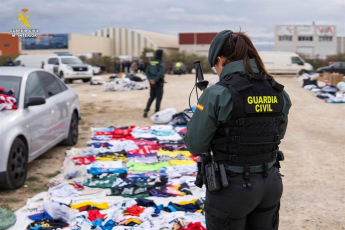 Confiscan más de 5.000 prendas falsas en un mercado de Benaguasil valoradas en más de medio millón