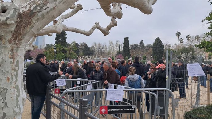 Unos 80 funcionarios de prisiones se concentran ante el Parlament por la comparecencia de la conselelra Gemma Ubasart