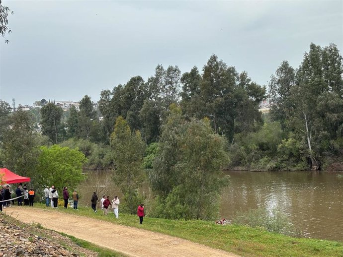 Dispositivo de búsqueda del joven en el río Guadiana a su paso por Badajoz