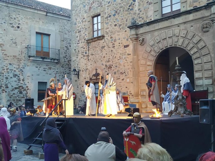 Archivo - Escena de la Pasión Viviente de Cáceres en una imagen de archivo