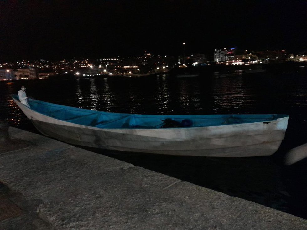 Patera en un muelle de Canarias tras rescatar a migrantes