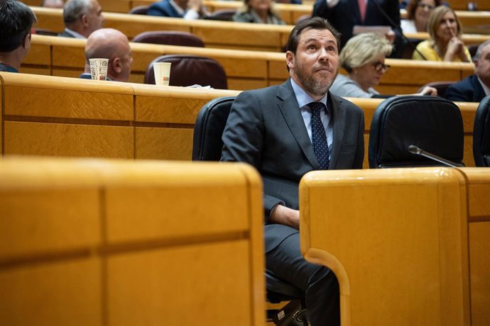 El ministro de Transportes y Movilidad Sostenible, Óscar Puente, durante un pleno en el Senado, a 19 de marzo de 2024, en Madrid (España). 