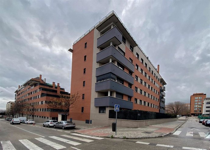 Archivo - Un edificio de viviendas de Madrid en un momento en el que la demanda de hipotecas sufre su mayor caída desde 2013 por malas expectativas y cambios regulatorios, en Madrid a 24 de enero de 2020.