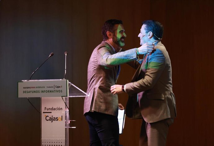 El presidente de la FAMP y alcalde de Córdoba, José María Bellido, (d) junto al consejero de Sostenibilidad, Medio Ambiente y Economía Azul de la Junta de Andalucía y portavoz del gobierno, Ramón Fernández-Pacheco (i).