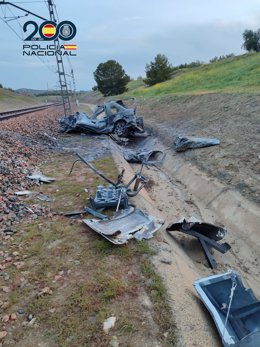 Restos del vehículo quemado en la vía del tren, entre Jaén y Espeluy.