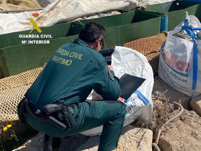 La Guardia Civil aprehende 7.000 metros de redes caladas ilegalmente