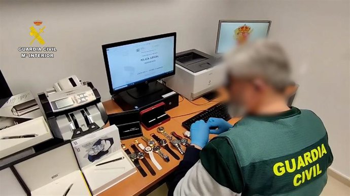 Agente de la Guardia Civil frente a un ordenador.