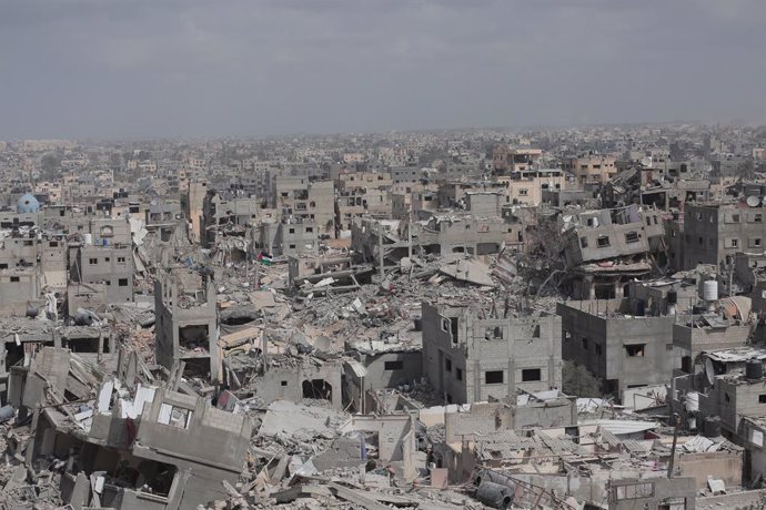 Edificios destruidos por los bombardeos del Ejército de Israel contra la ciudad de Jan Yunis, en el sur de la Franja de Gaza (archivo)