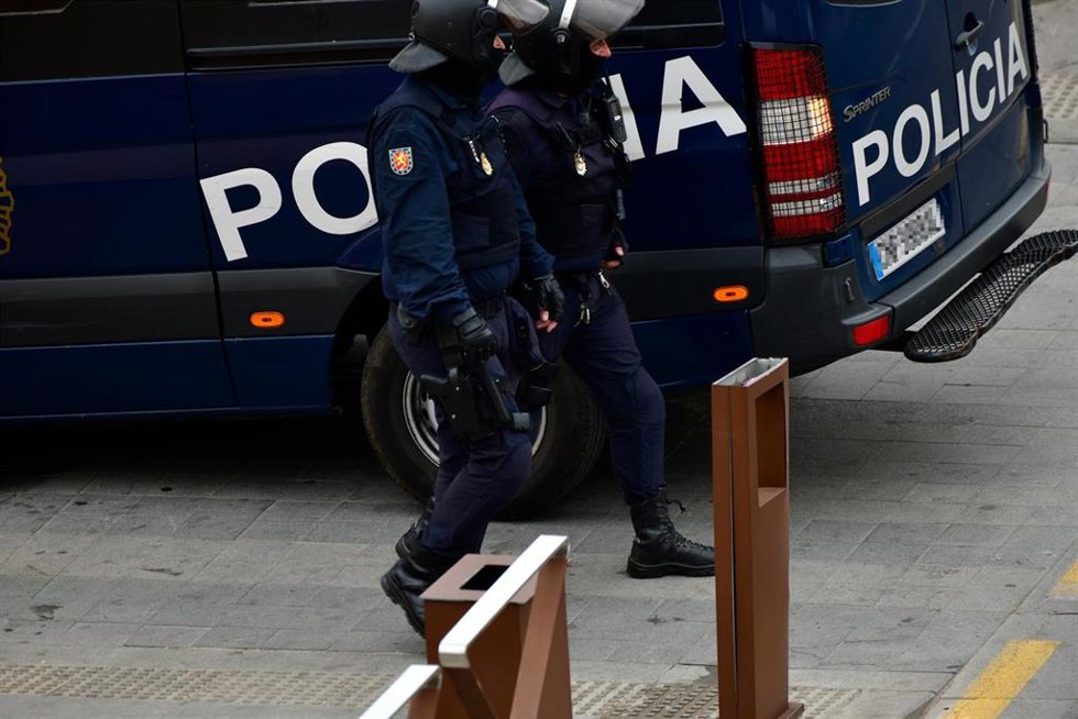 Archivo - Imagen de archivo de agentes de Policía en una operación en Ceuta en abril de 2023