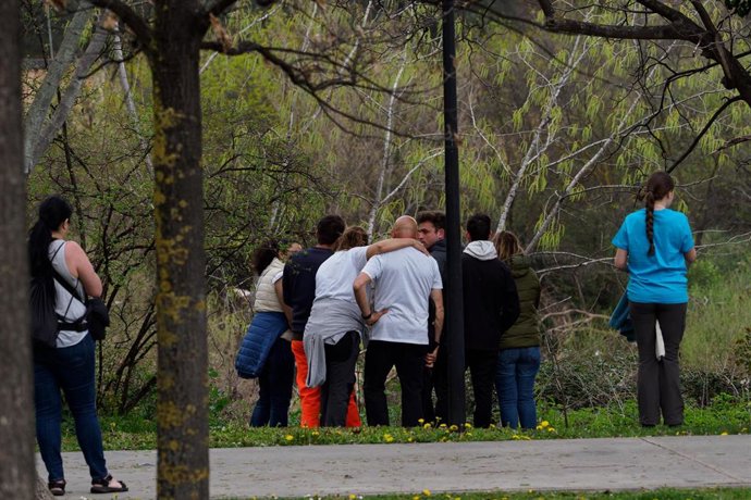 Varias personas observan el operativo de búsqueda, a 20 de marzo de 2024, en Logroño, La Rioja (España). 