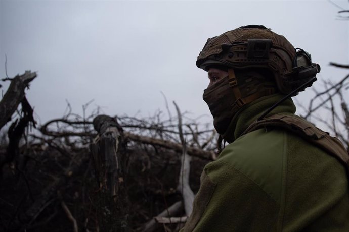 Un militar del Ejército de Ucrania en una trinchera en la provincia de Donetsk (este), epicentro de la ofensiva militar de Rusia tras la invasión del país en febrero de 2022 (archivo)