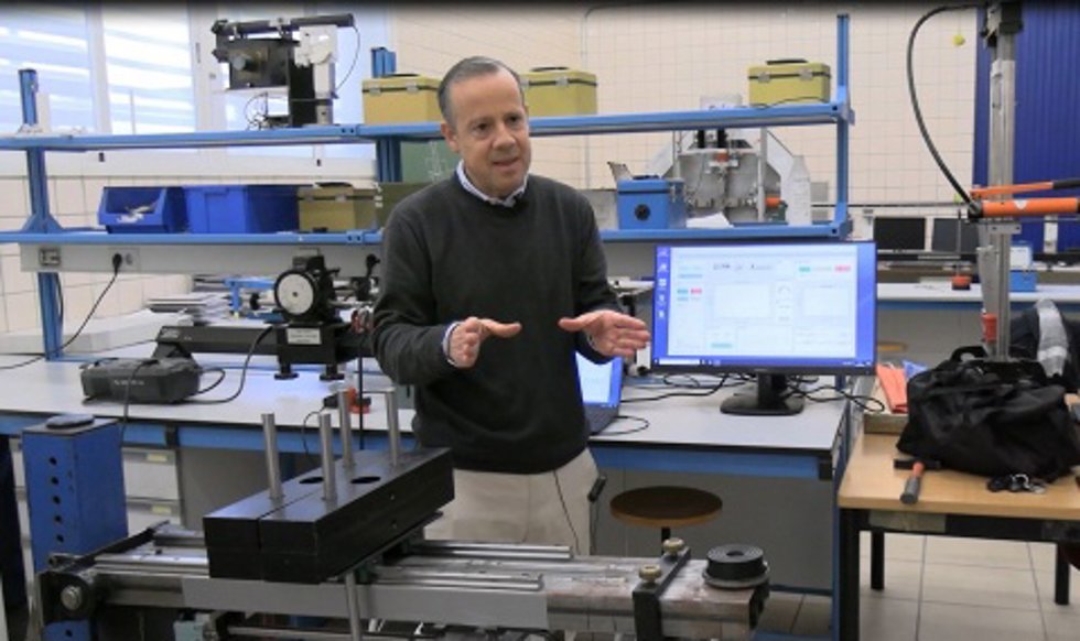 El profesor Alberto Barroso Caro, en el laboratorio.