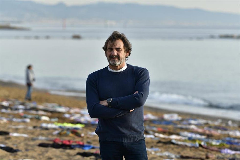 Archivo - El presidente y fundador de Open Arms, scar Camps, durante una rueda de prensa en la playa de la Barceloneta, a 11 de diciembre de 2023, en Barcelona, Catalunya (España)