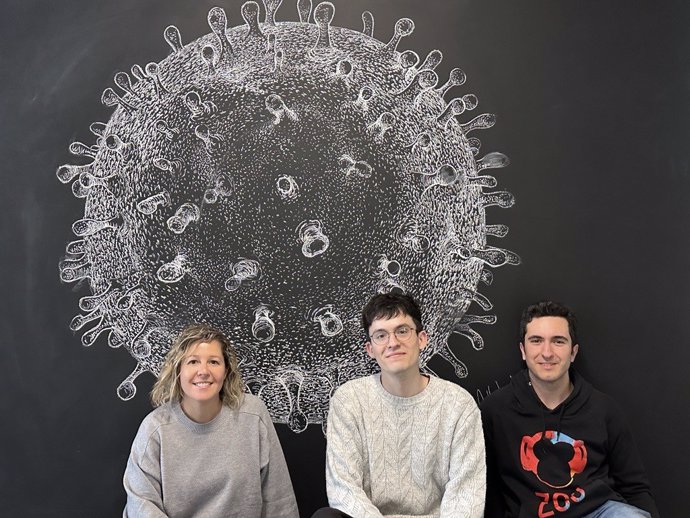 Pie de foto: (De izquierda a derecha). Mireia Coscollá Devís, Miguel Álvarez Herrera y Jordi Sevilla, en la sede del I2SysBio, con un mural de un virus del artista Mariano Collantes.