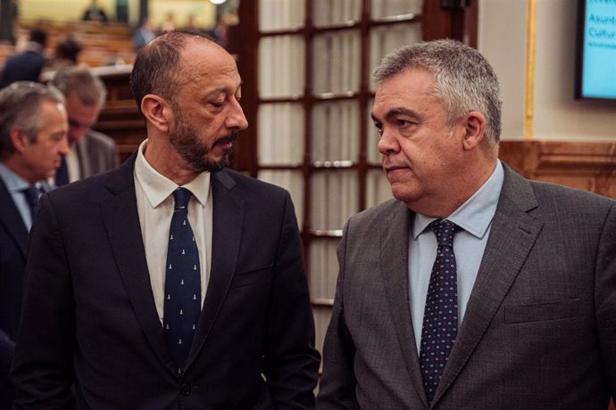 El vicepresidente del Congreso, Alfonso Rodríguez Gómez de Celis (i) y el secretario de Organización del PSOE, Santos Cerdán (d), en el Congreso de los Diputados, a 12 de marzo de 2024, en Madrid (España). 