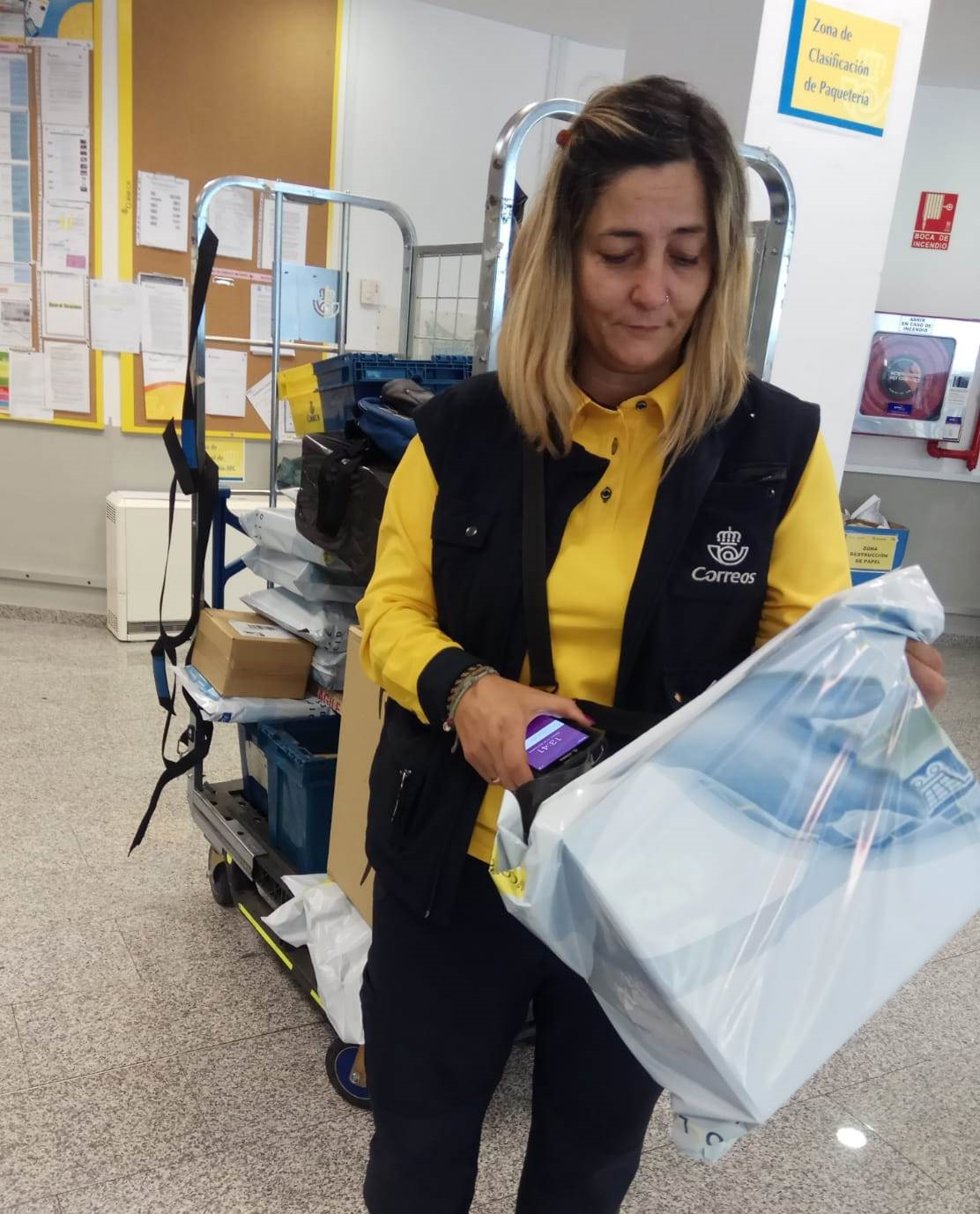 Archivo - Correos renueva las PDA de sus carteros