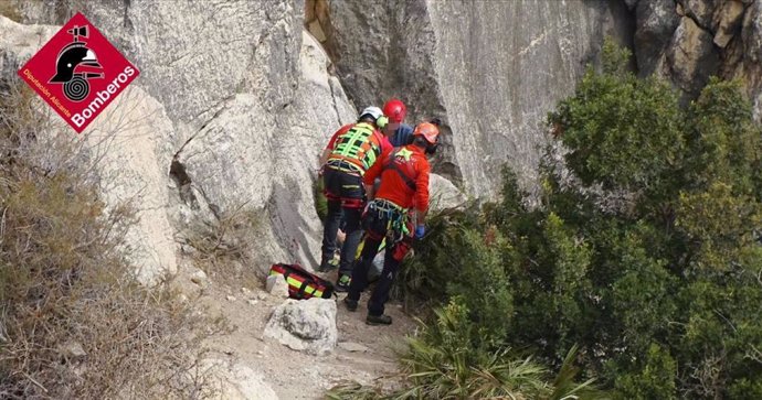Rescatan en helicóptero a un hombre herido por una piedra desprendida en el Puig Campana