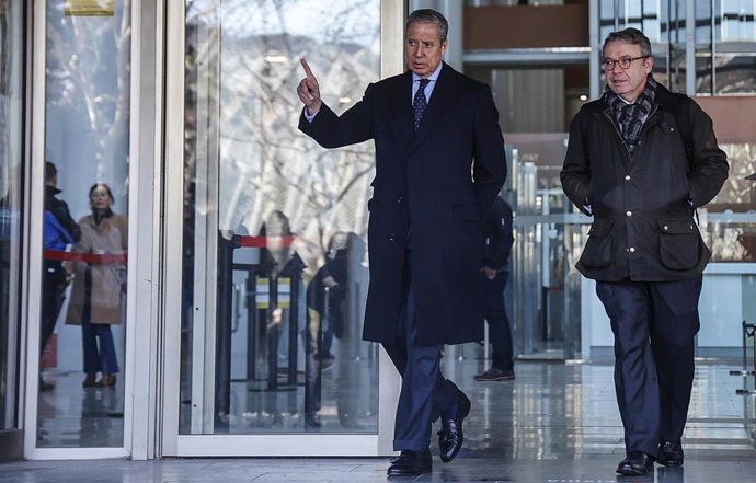 Archivo - El expresidente de la Generalitat Valenciana y exministro de Trabajo con el PP, Eduardo Zaplana, a su salida del juicio por el caso Erial