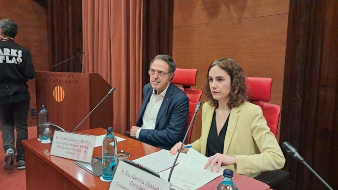 El secretario de Medidas Penales, Amand Calderó, y la consellera Gemma Ubasart comparecen ante la diputación permanente del Parlament por el asesinato de la jefa de cocina de Mas d'Enric por un preso que después se suicidió.