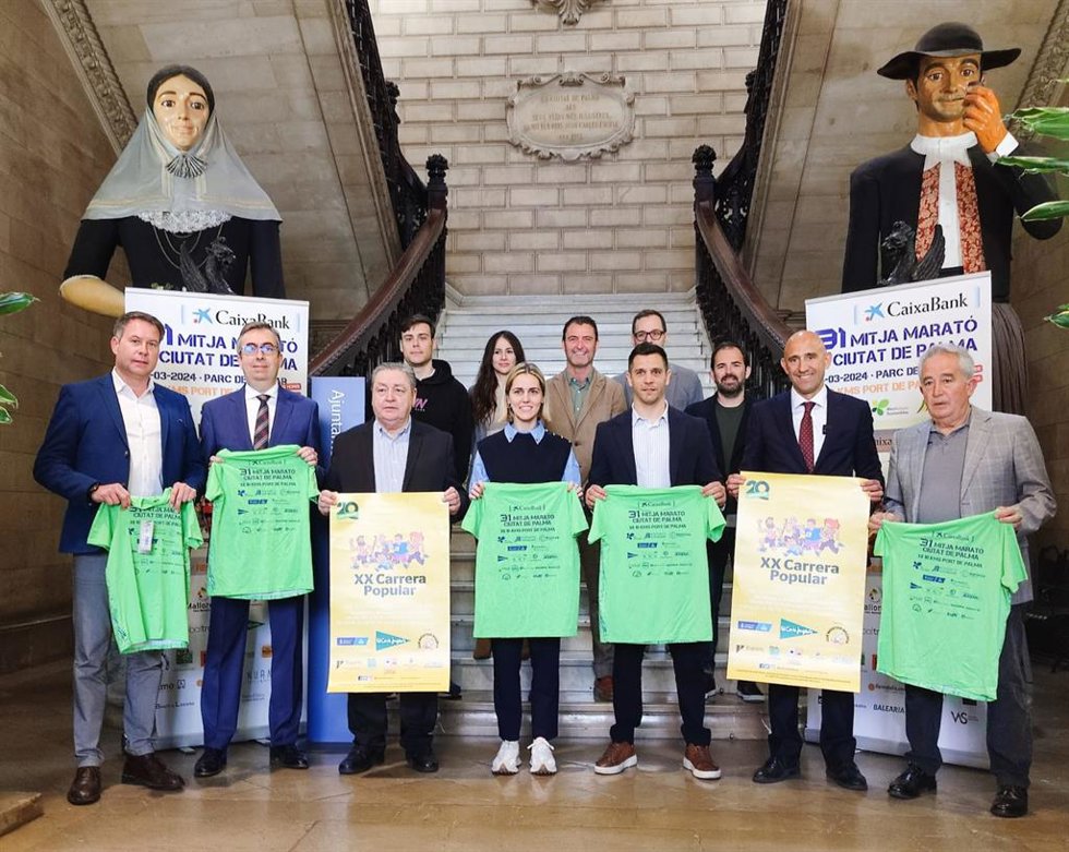 La concejala de Participación Ciudadana, Lourdes Roca, junto al director general de Deportes del Ayuntamiento de Palma David Salom, el director de relaciones externas El Corte Inglés, Antonio Sánchez, y el director de Banca de CaixaBank, Silvio Sarralde.
