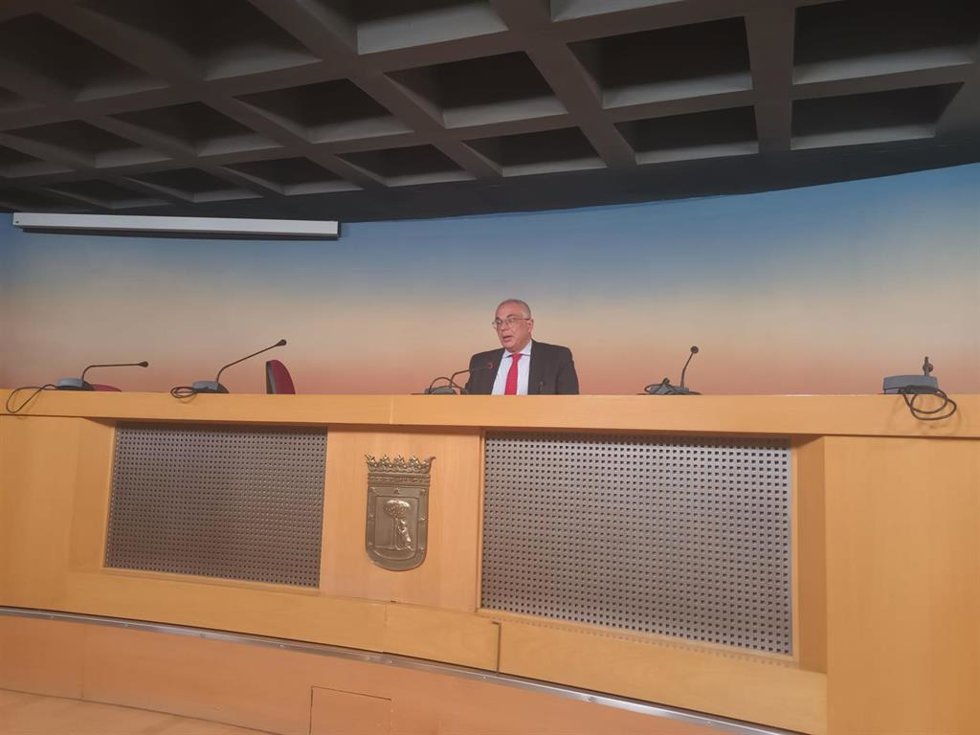 Archivo - El portavoz del Grupo Popular en el Ayuntamiento de Madrid, Carlos Izquierdo, en rueda de prensa