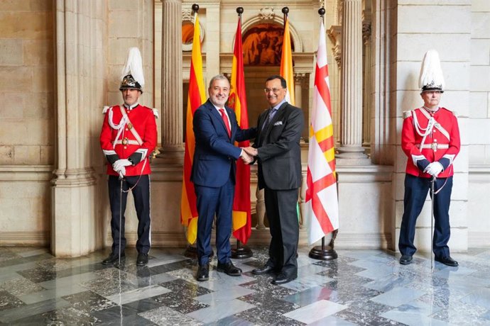 El embajador de India en España, Dinesh Patnaik, en un encuentro con el alcalde de Barcelona, Jaume Collboni.