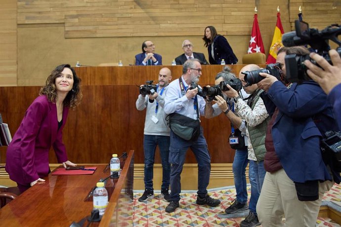 La presidenta de la Comunidad de Madrid, Isabel Díaz Ayuso (i), durante un pleno en la Asamblea de Madrid, a 21 de marzo de 2024, en Madrid (España).