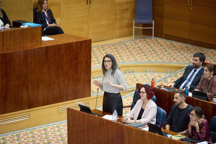 La portavoz de Más Madrid en la Asamblea, Manuela Bergerot, interviene durante un pleno en la Asamblea de Madrid, a 21 de marzo de 2024, en Madrid (España). 