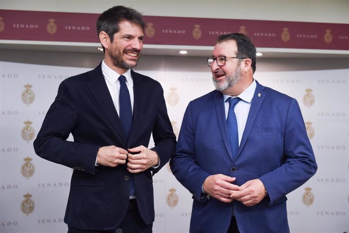 El ministro de Cultura, Ernest Urtasun (i), y El senador del PP Juan Manuel Ávila (d) durante una comisión, en el Congreso de los Diputados, a 21 de marzo de 2024, en Madrid (España)