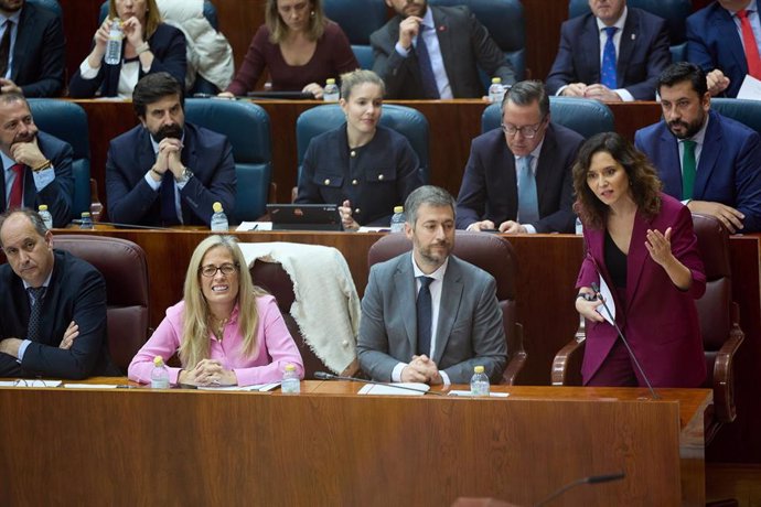 La presidenta de la Comunidad de Madrid, Isabel Díaz Ayuso (d), interviene durante un pleno en la Asamblea de Madrid 