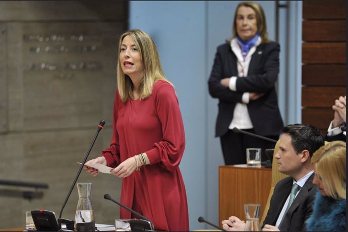 La presidenta de la Junta de Extremadura, María Guardiola, en el pleno de la Asamblea