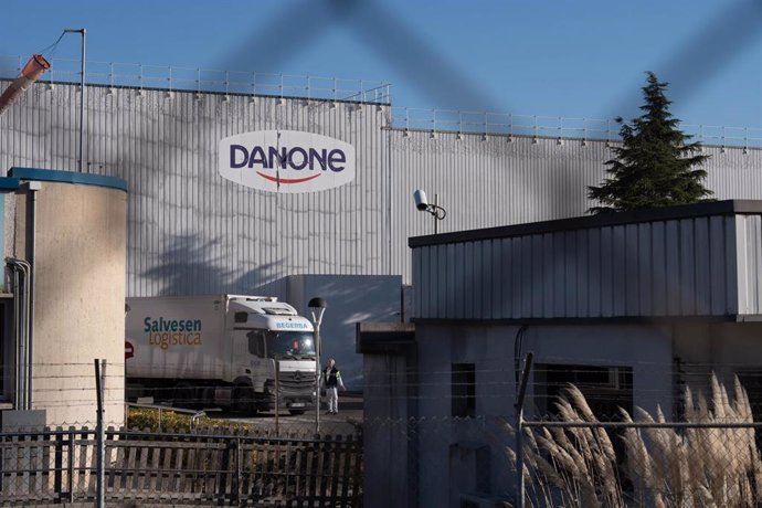 Archivo - Un camión frente a la fábrica de Danone España