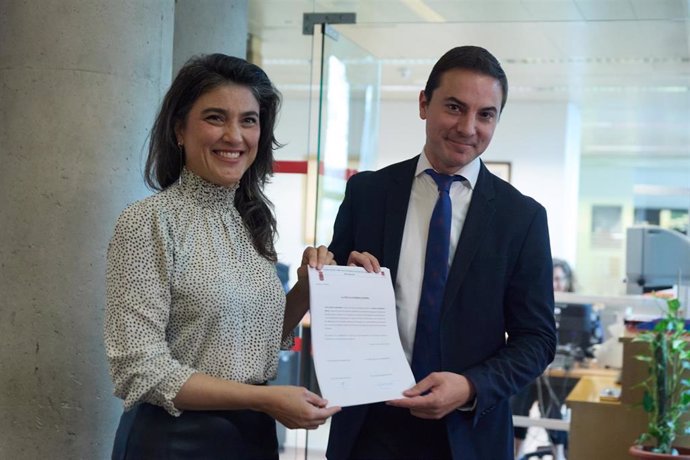 La portavoz de Más Madrid en la Asamblea, Manuela Bergerot, y el portavoz de PSOE en la Asamblea, Juan Lobato.