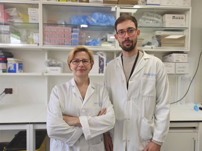 Los investigadores Cristian Suárez y Marta Dueñas