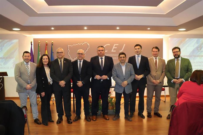 Responsables de la CEJ, junto a representantes institucionales.