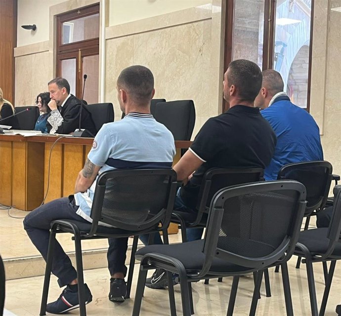 Los tres hombres condenados por robos de casas en Palma y Valencia.