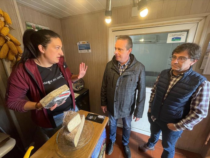 El consejero de Medio Rural y Política Agraria, marcelino Marcos Líndez,visita Cabrales.