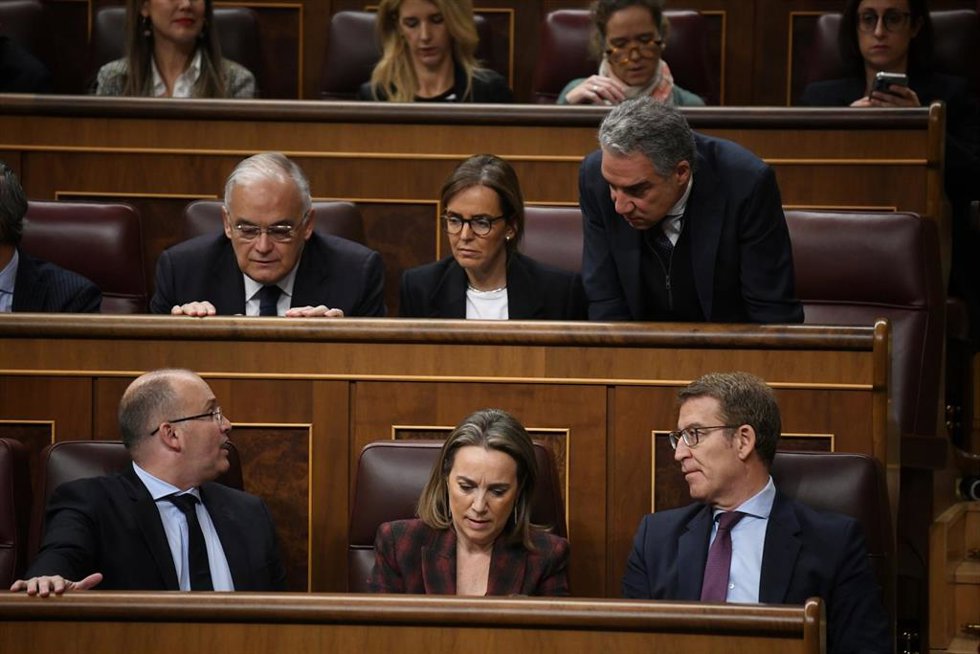 El coordinador general del PP, Elías Bendodo (1d), conversa con el portavoz del Grupo Parlamentario Popular en el Congreso, Miguel Tellado (1i), durante una sesión plenaria, en el Congreso de los Diputados, a 29 de febrero de 2024, en Madrid (España). E