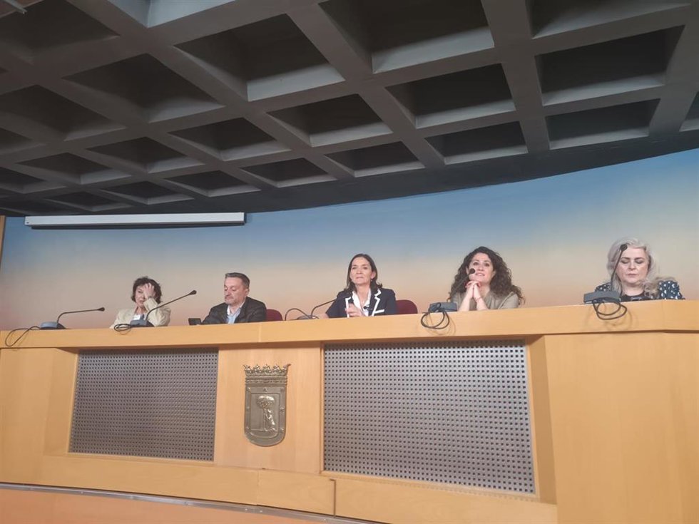 La portavoz socialista en el Ayuntamiento de Madrid, Reyes Maroto, y parte del grupo municipal en rueda de prensa