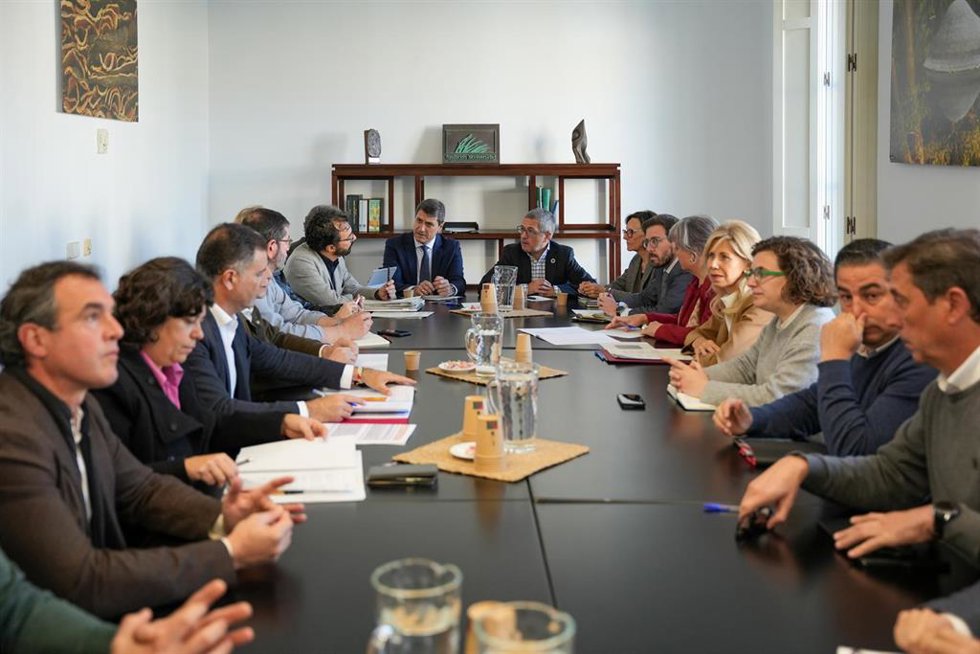 El secretario de Estado de Medio Ambiente, Hugo Morán, durante la reunión el pasado 12 de marzo con los 14 ayuntamientos del entorno de Doñana para tratar el reparto de fondos.