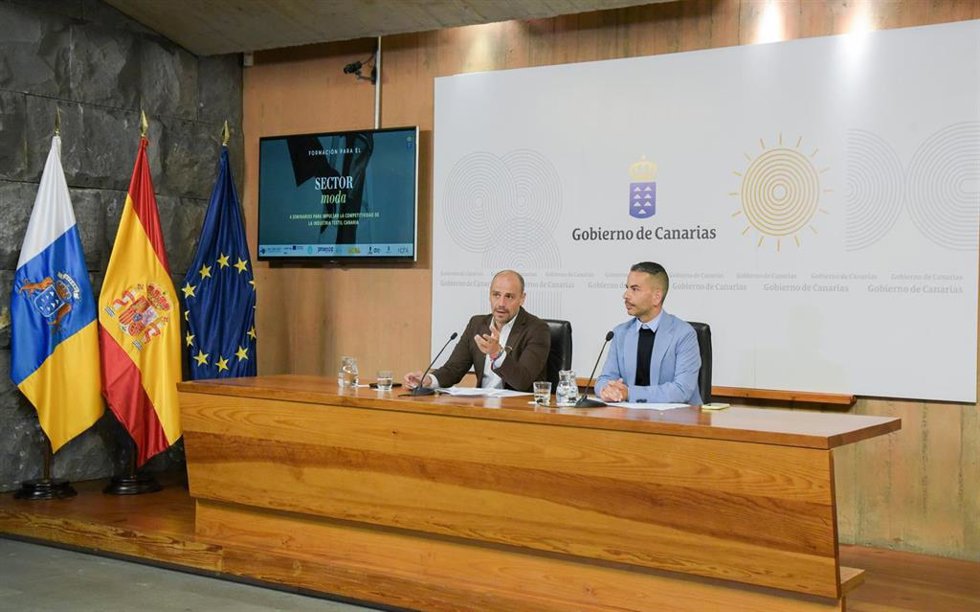El viceconsejero de Presidencia del Gobierno de Canarias y presidente de Proexca, Alfonso Cabello, junto al director de Tenerife Moda, Natanael Padrón