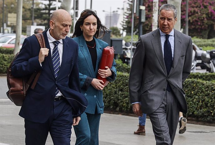 L'ex-president de la Generalitat valenciana i ex-ministre Eduardo Zaplana (1d) a la seua arribada a un judici pel cas Erial, a la Ciutat de la Justícia de València