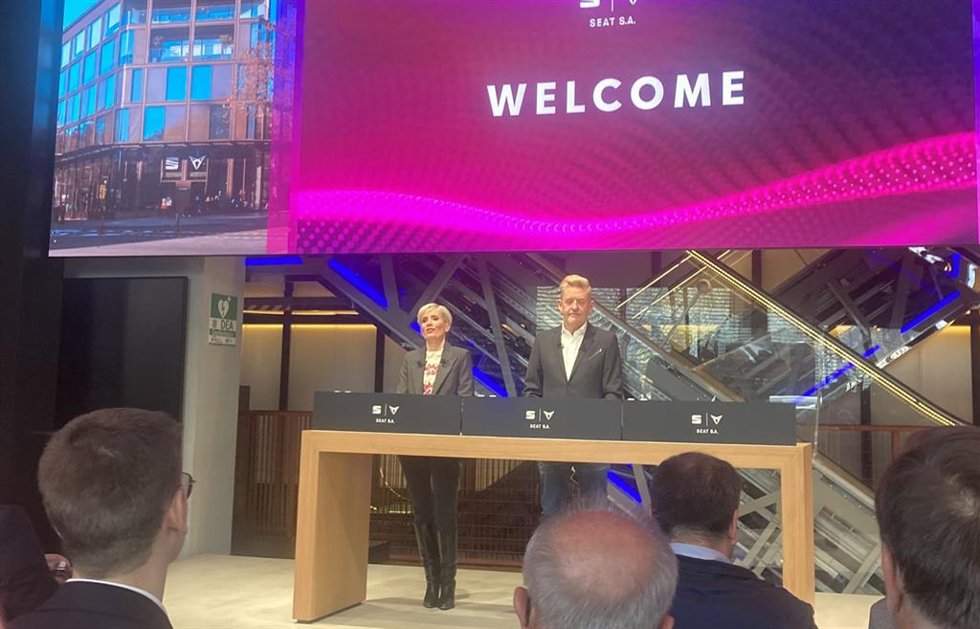 El ceo de Seat y Cupra, Wayne Griffiths, y la directora global de comunicaciones, Cécilia Taeb.