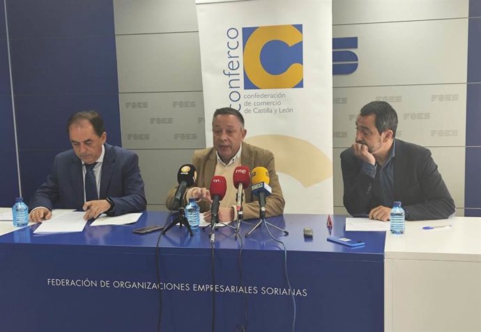 Benito Serrano (i), Adolfo Sainz y Javier Muñoz analizan la situación del comercio local.