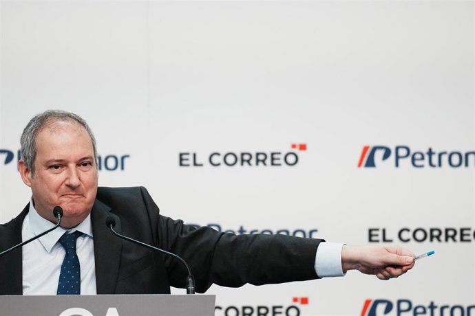 El ministro de Industria y Turismo, Jordi Hereu, interviene durante la mesa redonda 'Reindustrialización: un pacto por el futuro de la industria', en el Palacio Euskalduna, a 21 de marzo de 2024, en Bilbao, Vizcaya, País Vasco (España). 