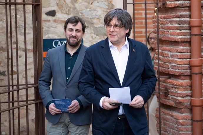 El eurodiputado Antoni Comín (i) y el expresidente de la Generalitat, Carles Puigdemont (d), a su llegada al acto de presentación del nuevo gobierno del Consejo de la República, a 1 de marzo de 2024, en Ribesaltes (Francia). Durante el acto, se presenta