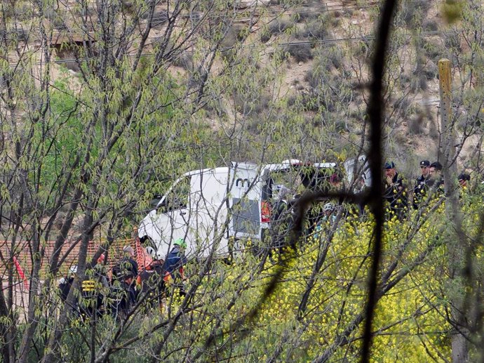 Varios agentes de Policía y un vehículo funerario, a 20 de marzo de 2024, en Logroño, La Rioja (España). 